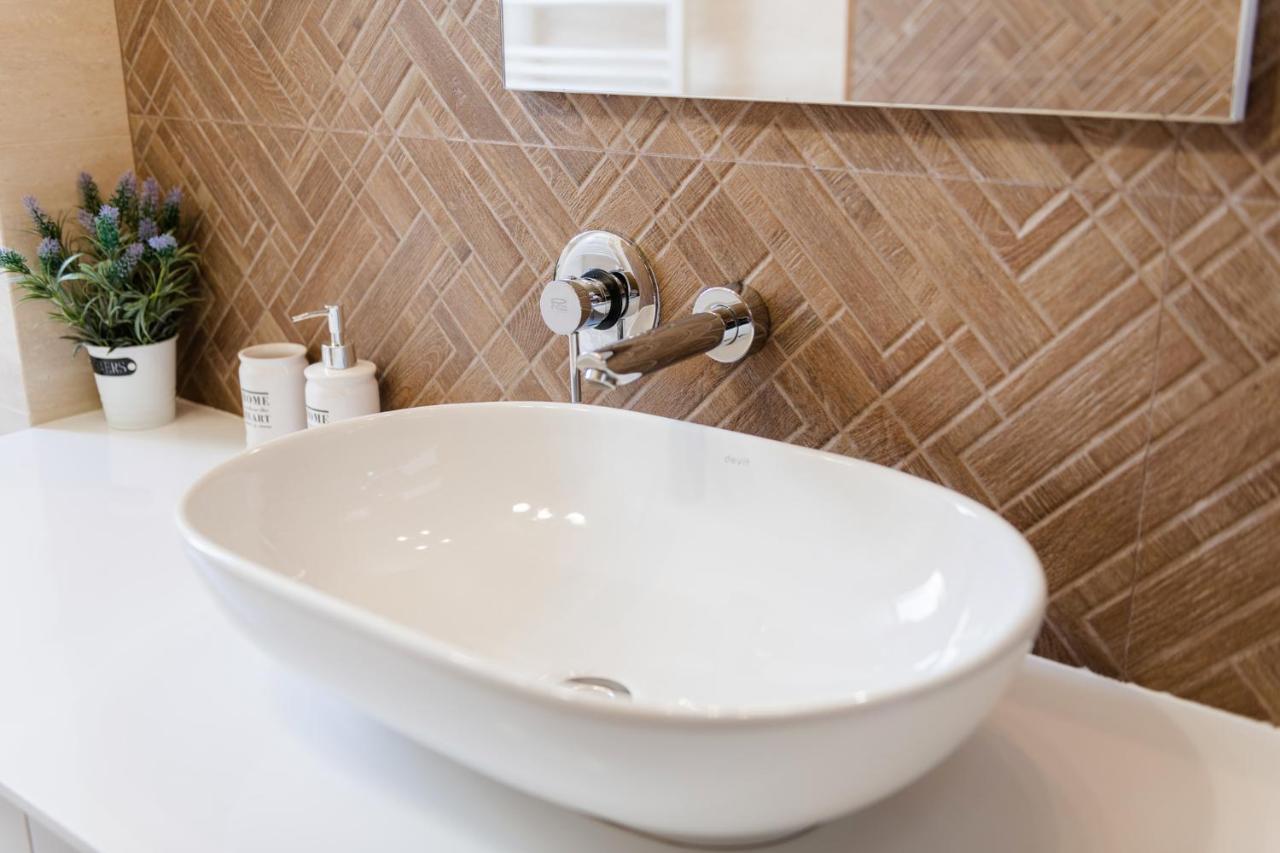 Lux Apartment On Duhnovicha Street .Free Parking. Uzjhorod Eksteriør bilde